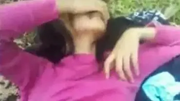Gadis Cantik Pasrah Goyang Kasur Di Kebun Sepi poster