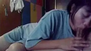 Gadis Cantik Pasrah Goyang Kasur Di Rumah poster