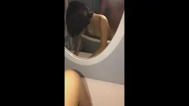 Gadis Cantik Pasrah Posisi Doggy Kasur Cermin poster