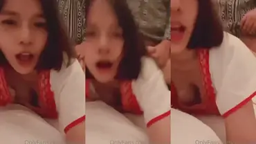Gadis Cantik Pasrah Posisi Doggy Kasur Pacar poster