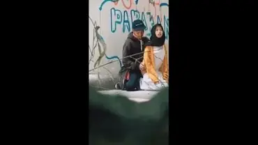 Kemesraan Sejoli Cantik Di Kamar Tidur Sepi poster