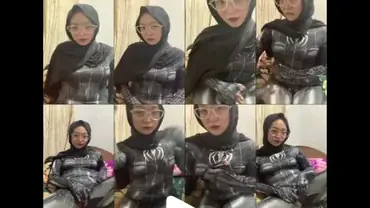 Laras Cewek Jilbab Cosplay Venom Spiderman Colmek poster