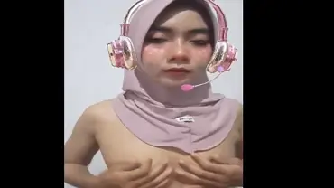 Vcs Sama Cewek Jilbab Tocil Toket Kecil Bugil poster